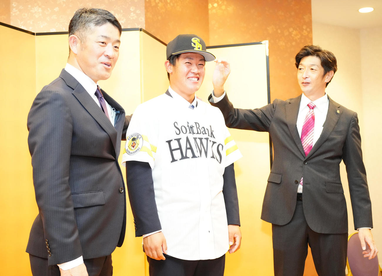 ソフトバンクと仮契約し、笑顔を見せるドラフト6位の桐蔭横浜大・吉田（中央）。左は福山アマスカウトチーフ、右は松本アマスカウト（撮影・江口和貴）