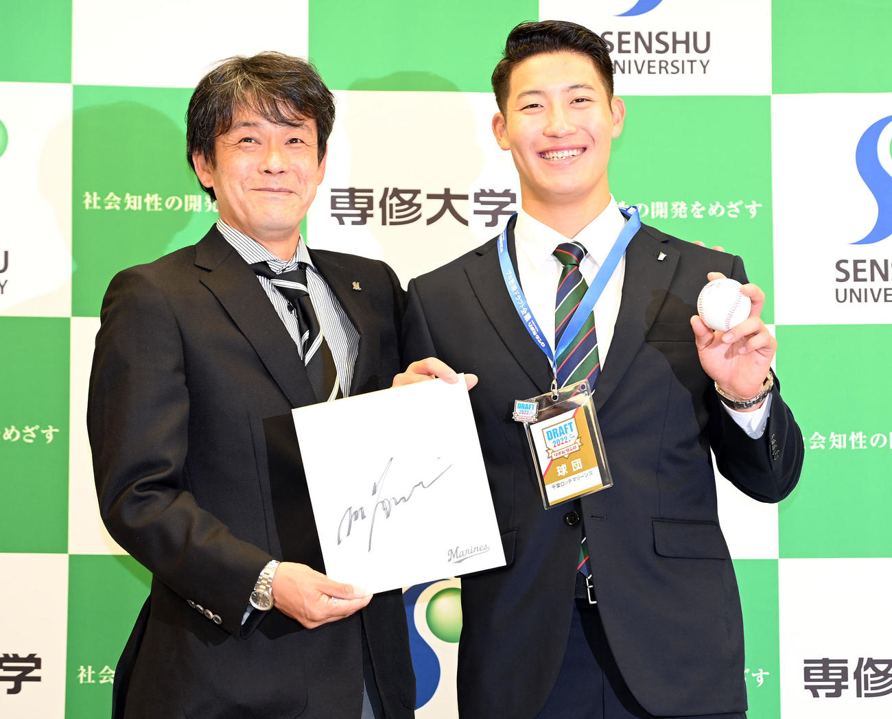 ロッテ福沢スカウト（左）と笑顔を見せる専大・菊地（撮影・たえ見朱実）