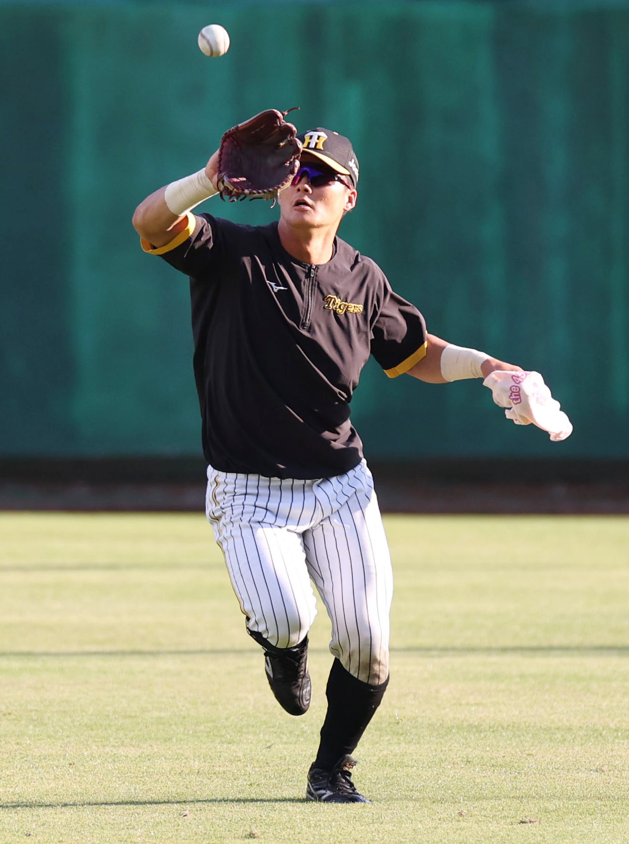 全体練習後、右翼でタオルを手に守備練習する阪神前川（撮影・前田充）