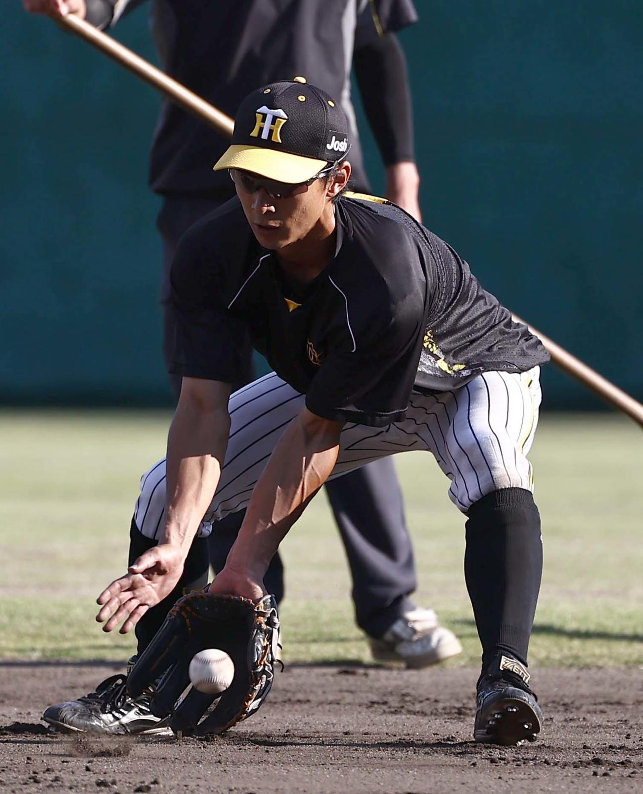 二塁ノックで軽快な動きを見せる熊谷（撮影・上田博志）