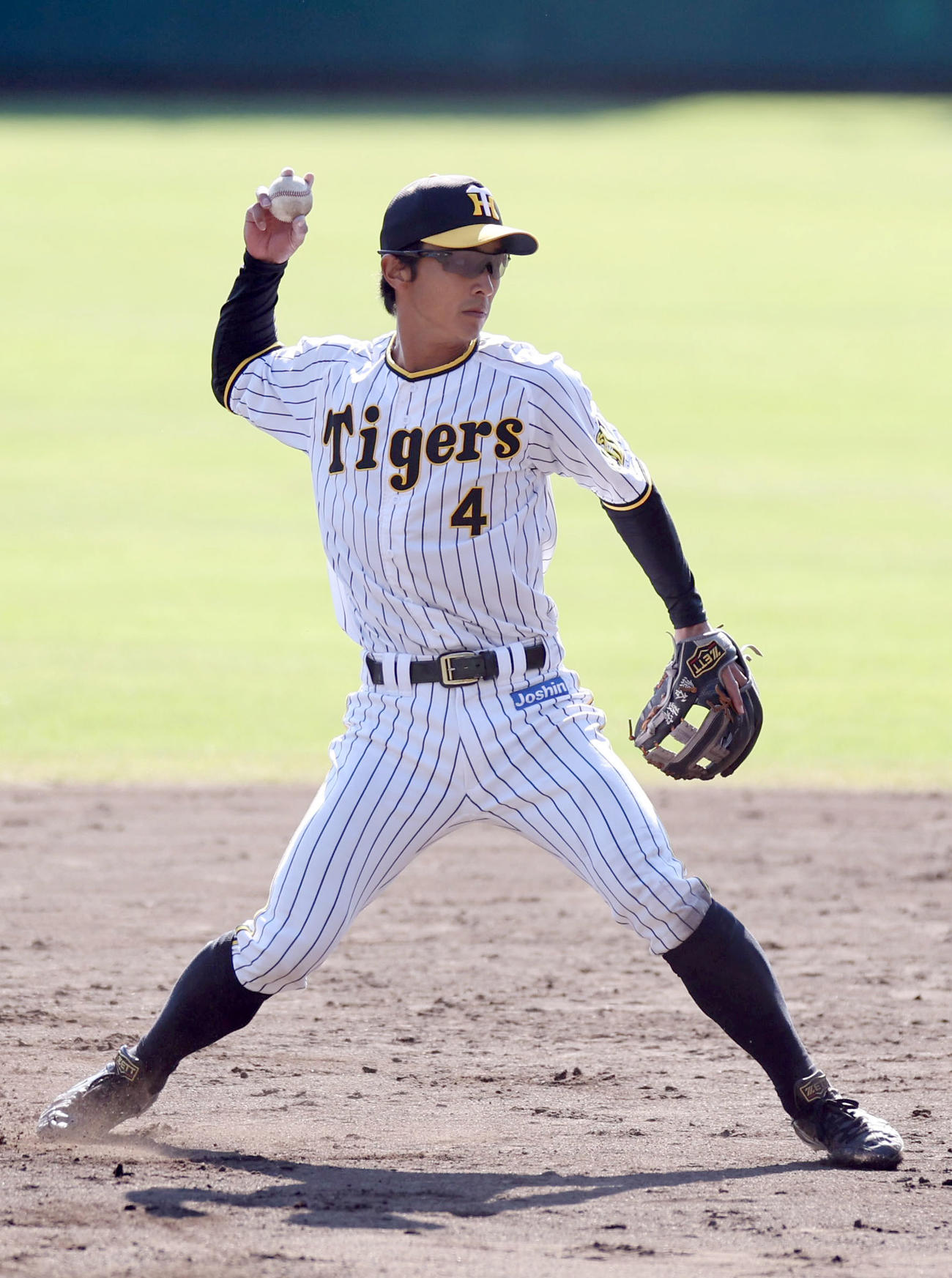 二塁でシートノックを受ける阪神熊谷（撮影・前田充）
