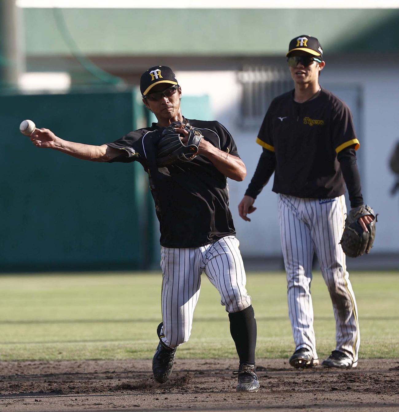 二塁でノックを受ける熊谷。右は中野（撮影・上田博志）