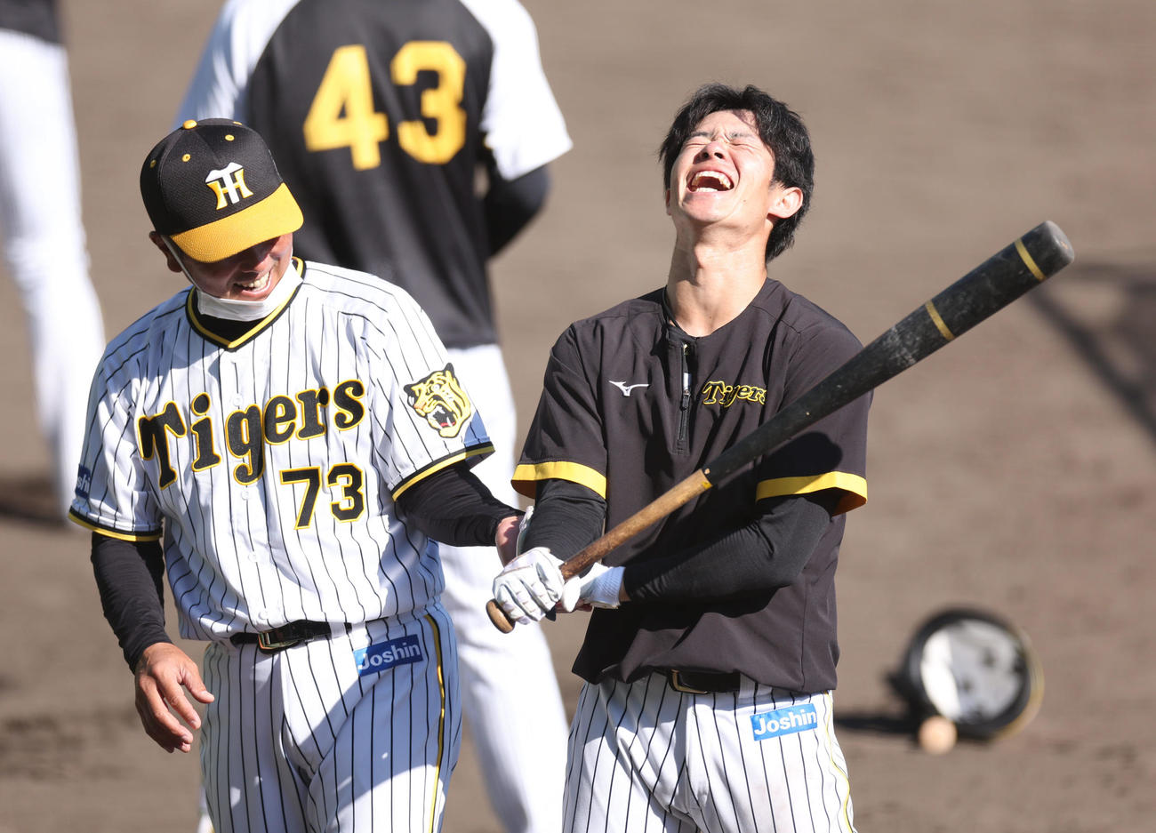 打撃練習で苦しそうな表情を見せる阪神中野。左は指導する水口打撃コーチ（撮影・前田充）