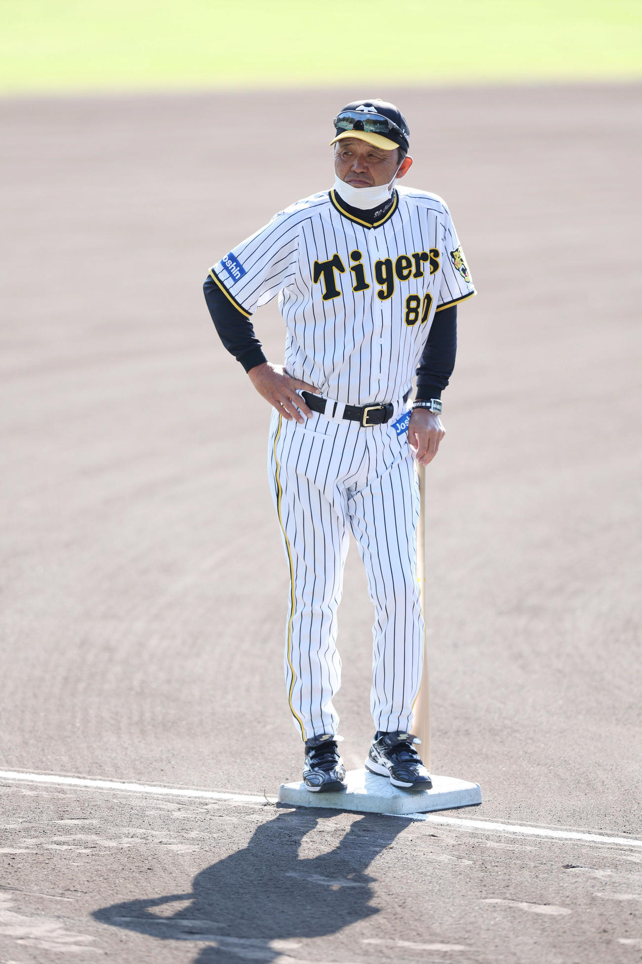 ベースの上に乗り練習を見つめる阪神岡田監督（撮影・前田充）