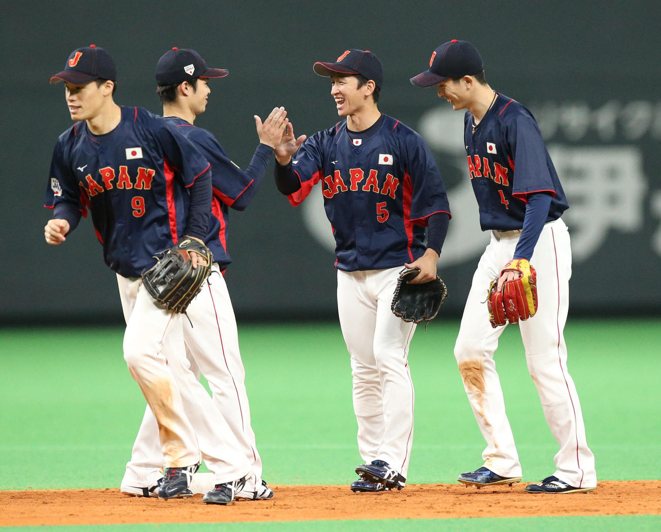10日、オーストラリア戦に勝利しタッチを交わす中野（左から2人目）と近本（同3人目）
