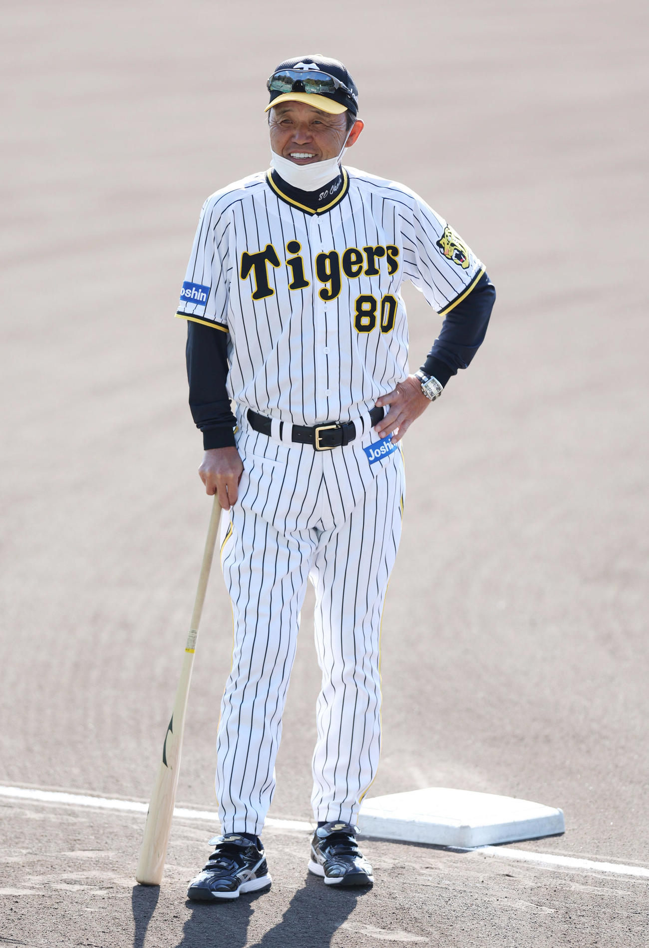 笑顔で練習を見つめる阪神岡田監督（撮影・前田充）