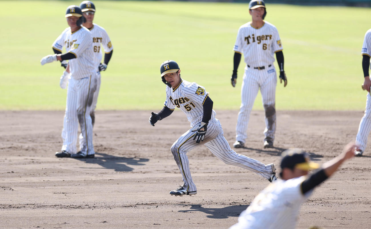 盗塁練習する阪神中野（中央）。手前は西純（撮影・前田充）