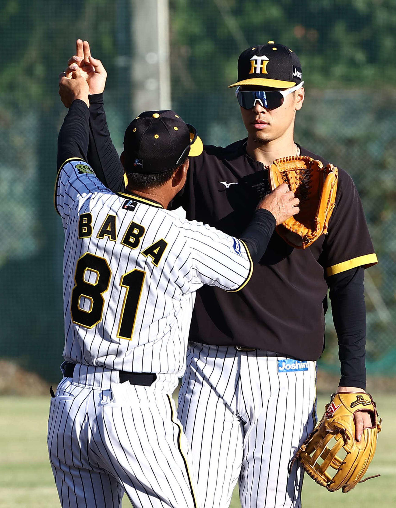 馬場コーチ（左）の指導を受ける佐藤輝（撮影・上田博志）