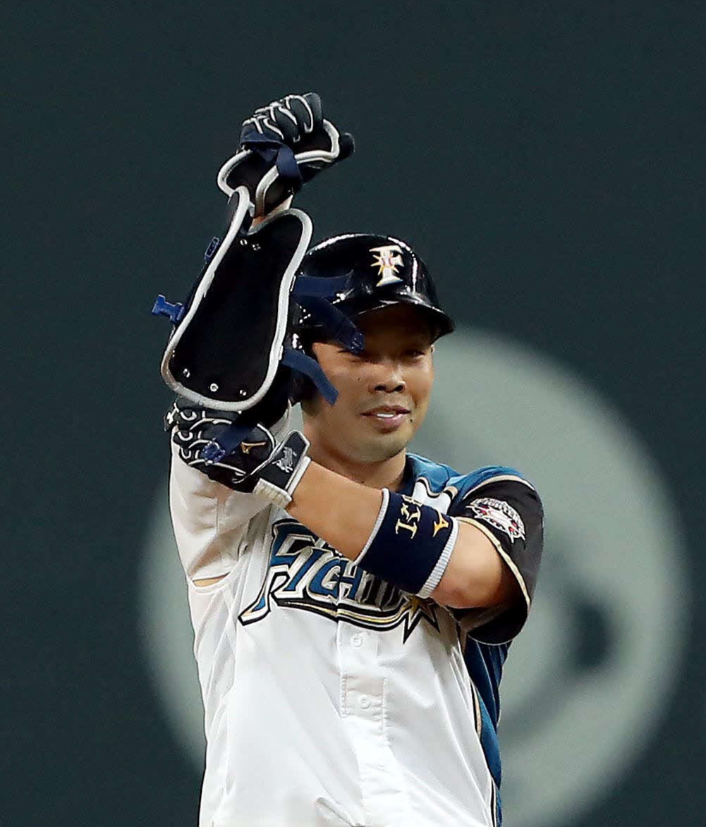 17年6月1日　日本ハム対DeNA　3回裏日本ハム無死一、二塁、右翼線に先制の2点適時二塁打を放ちガッツポーズする近藤