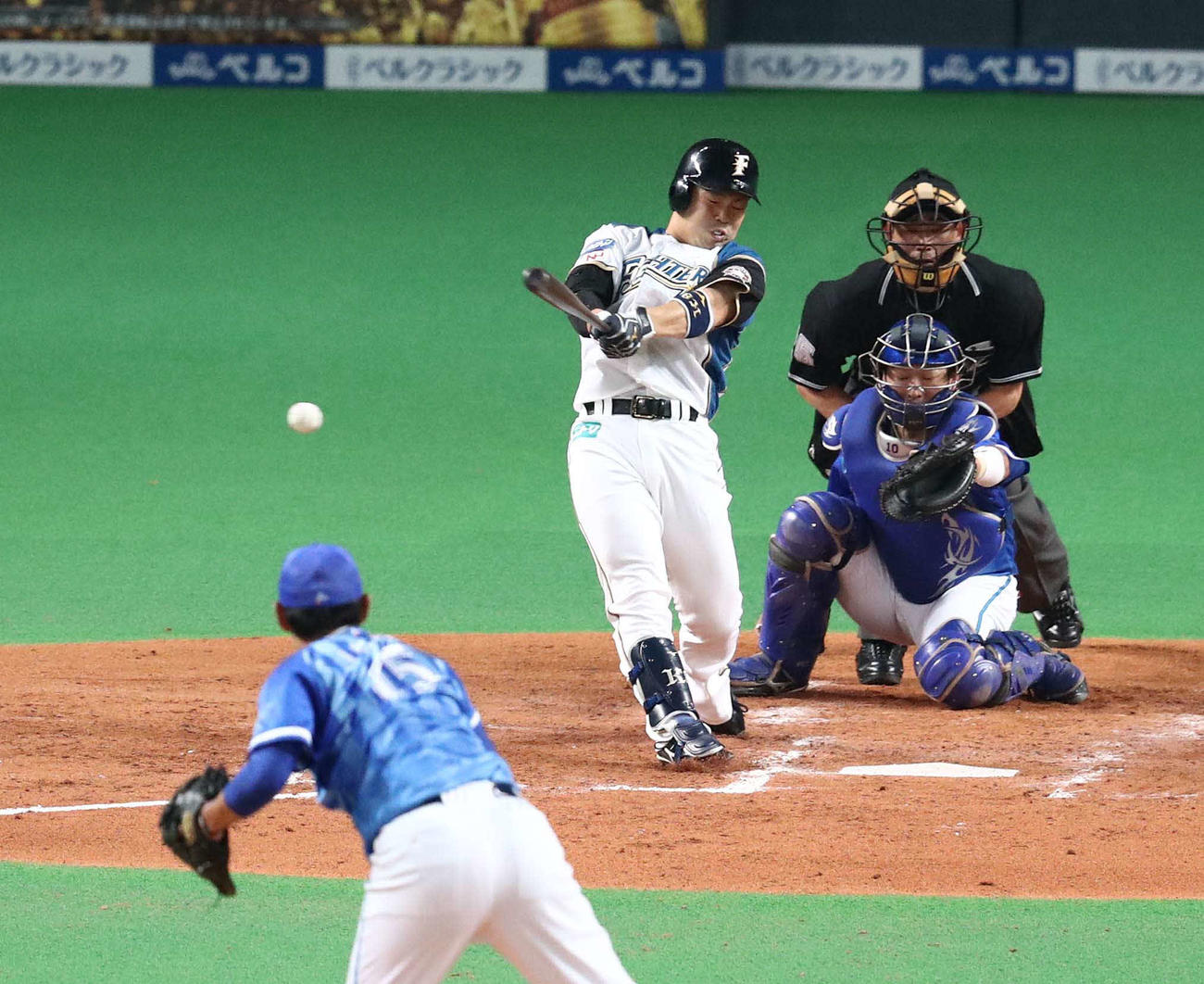 17年6月1日　日本ハム対DeNA　3回裏日本ハム無死一、二塁、右越え2点適時二塁打を放つ近藤