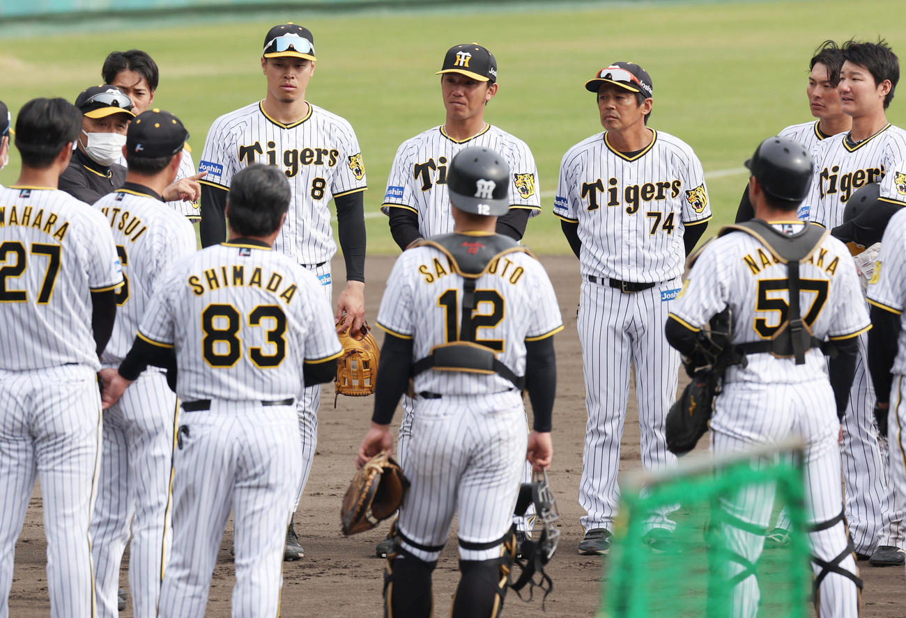 ケースノックを終え、ナインを集めて話す阪神岡田監督（左から2人目）（撮影・前田充）