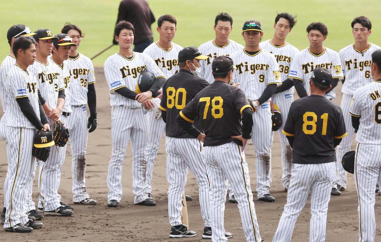 ケースノックを終え、ナインを集めて話す阪神岡田監督（中央）（撮影・前田充）