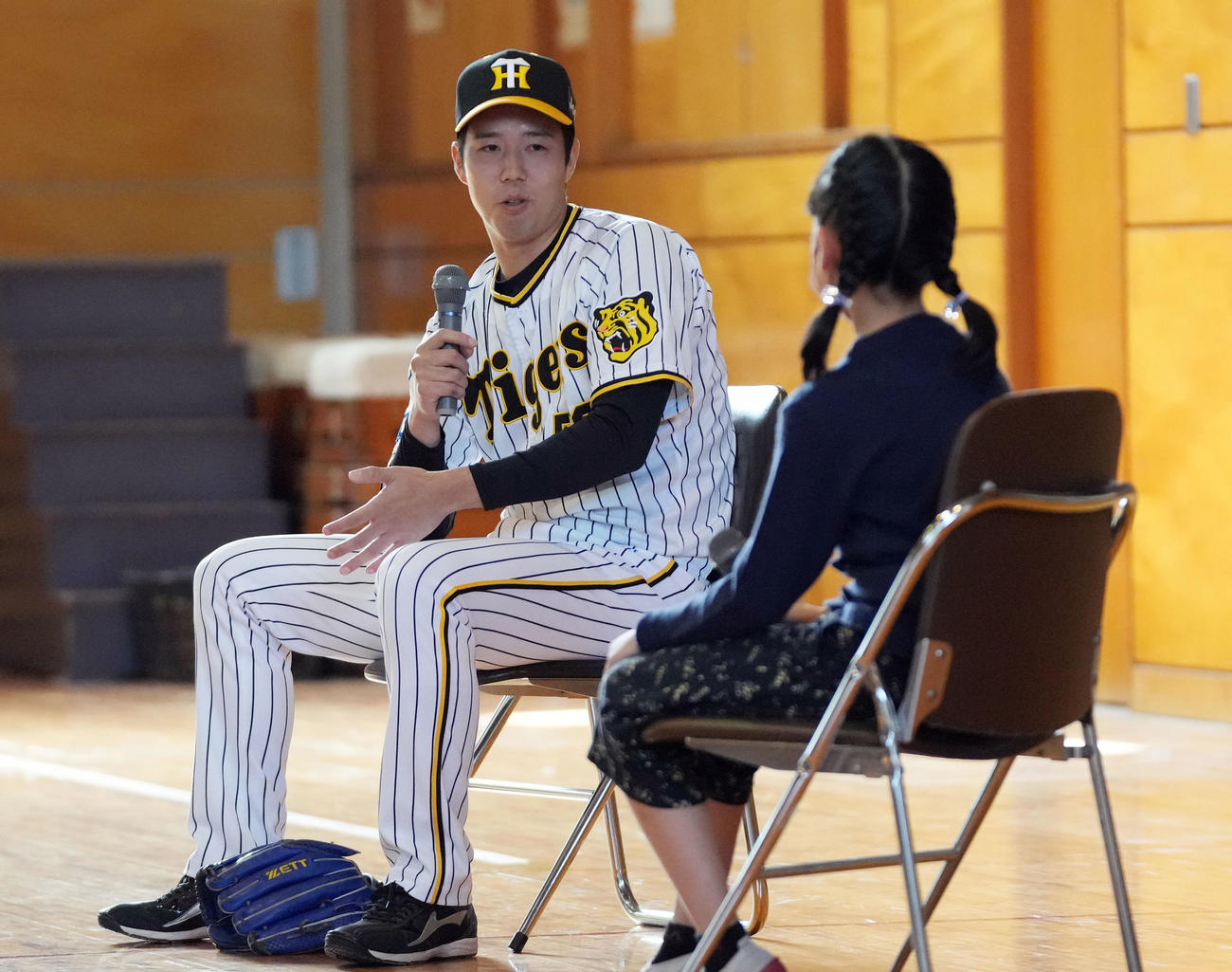 地元横浜市鶴見区にある上寺尾小学校を訪れ、子どもたちの質問に答える阪神青柳晃（撮影・狩俣裕三）