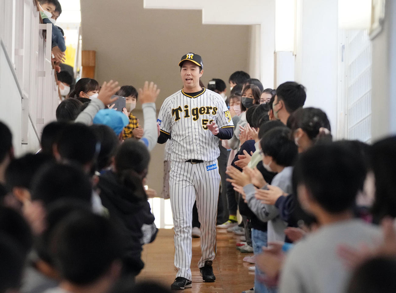 地元横浜市鶴見区にある上寺尾小学校を訪れ、子どもたちに笑顔を見せる阪神青柳（撮影・狩俣裕三）