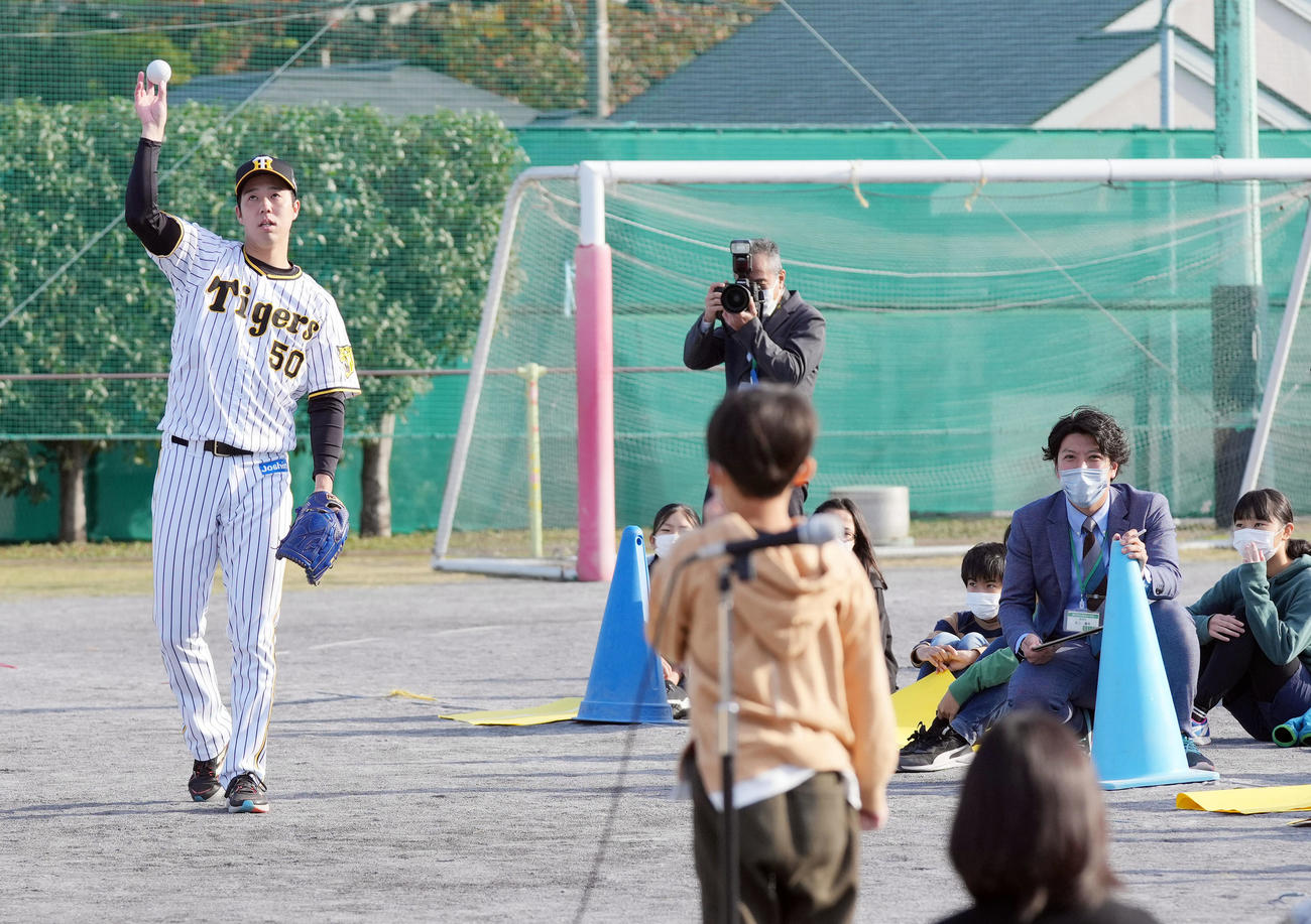 地元横浜市鶴見区にある岸谷小学校を訪れ、子どもたちとキャッチボールをする阪神青柳（撮影・狩俣裕三）