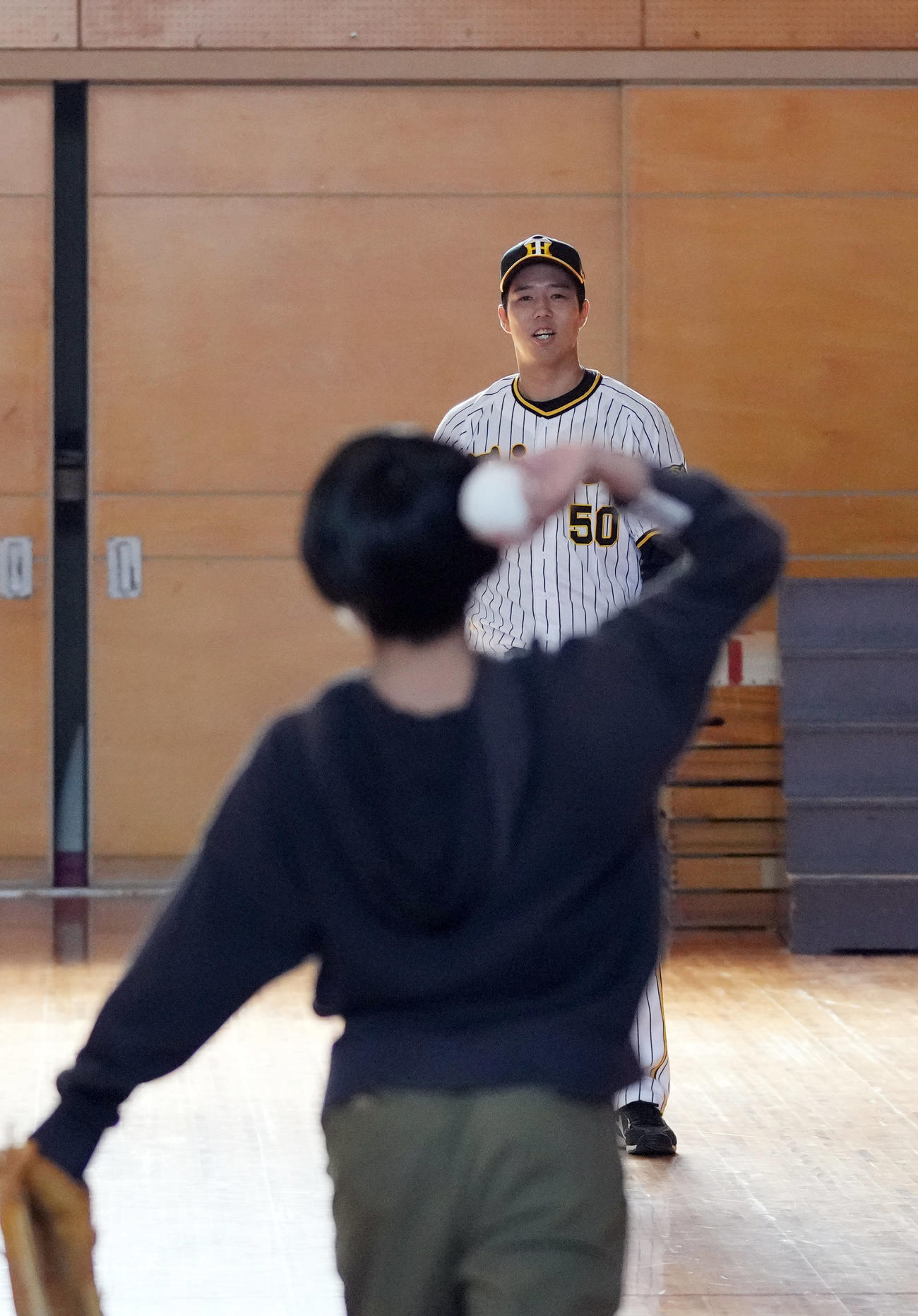 地元横浜市鶴見区にある上寺尾小学校を訪れ、子どもたちとキャッチボールをする阪神青柳（撮影・狩俣裕三）