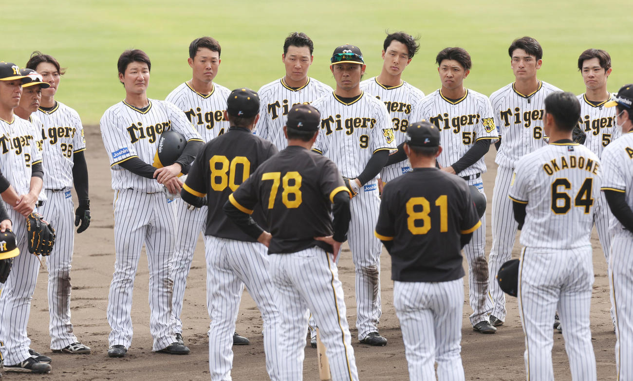 ケースノックを終え、岡田監督（手前左）の話を聞く阪神ナイン（撮影・前田充）
