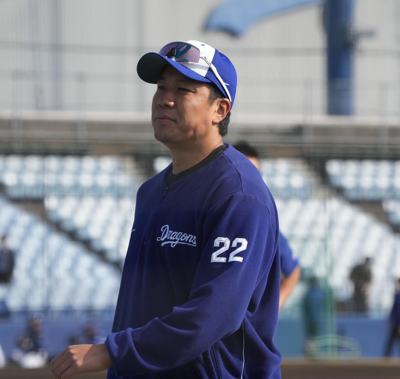 ナインと共に体をほぐす大野雄（撮影・森本幸一）
