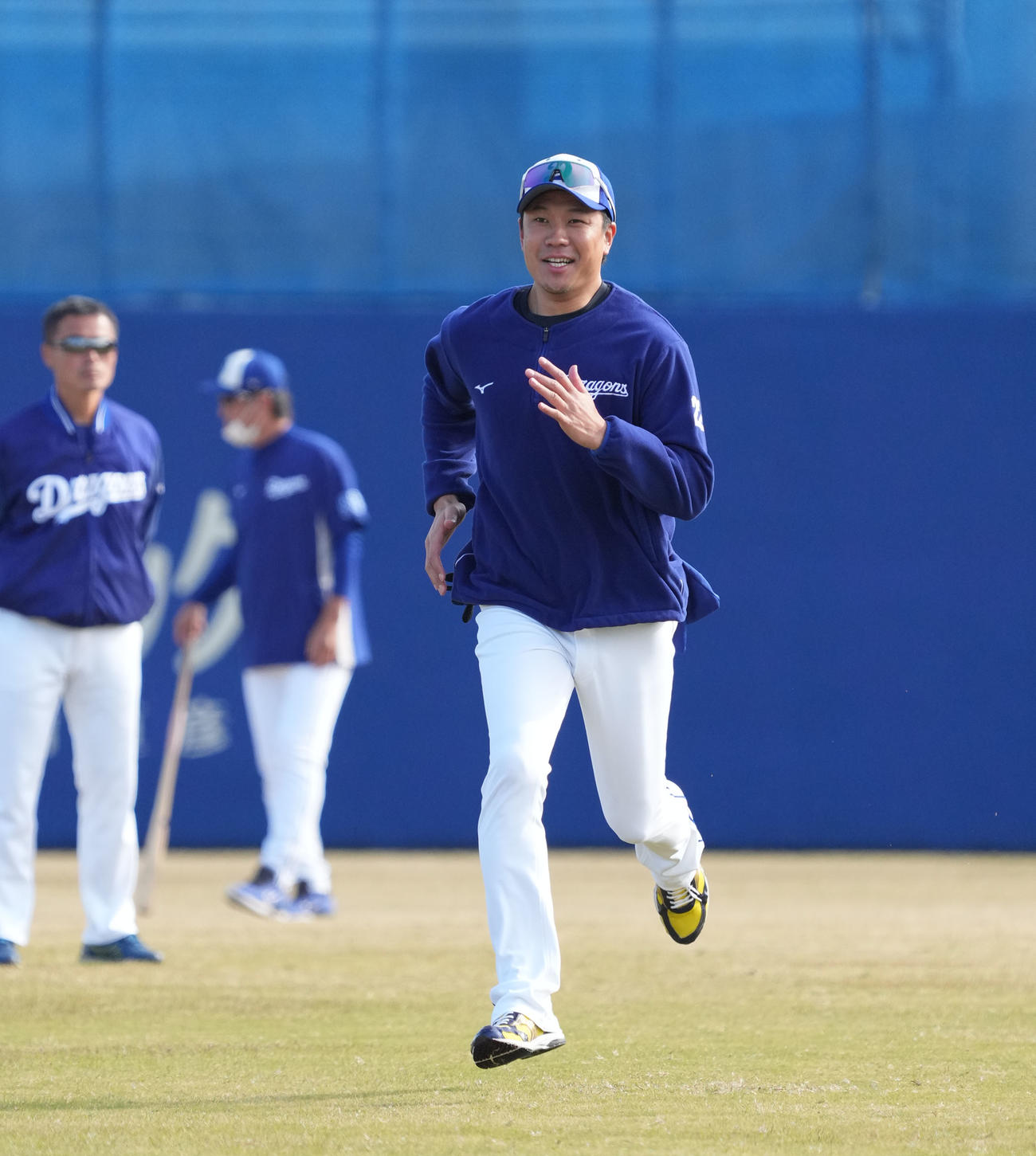ナインと共にランニングをする大野雄（撮影・森本幸一）