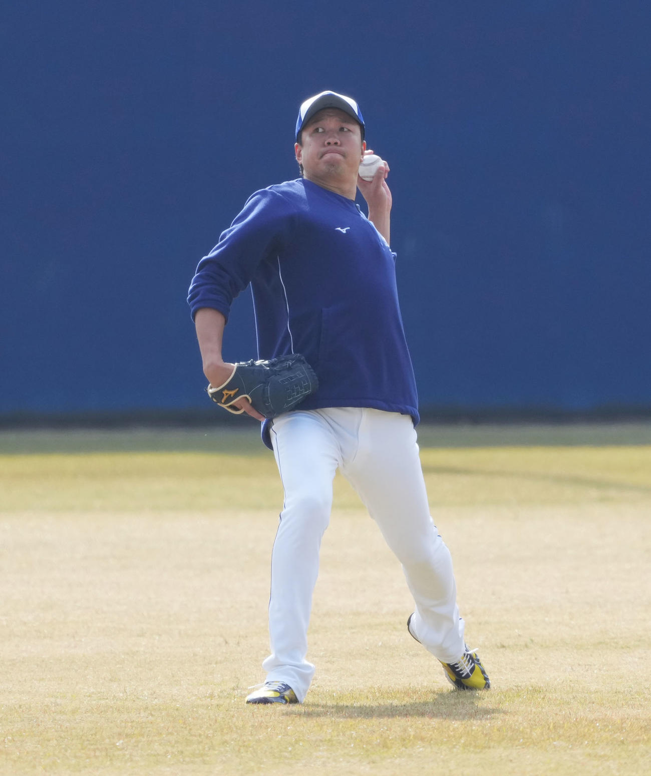 キャッチボールをする大野雄（撮影・森本幸一）