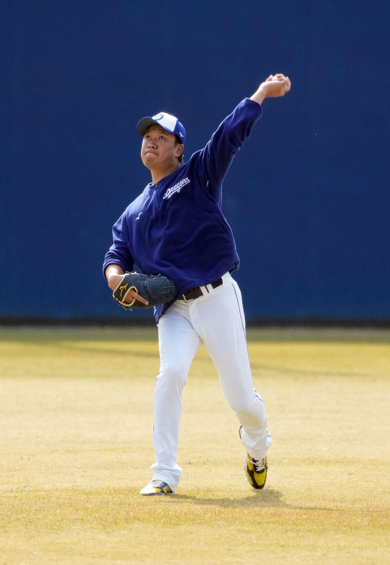 キャッチボールをする大野雄（撮影・森本幸一）
