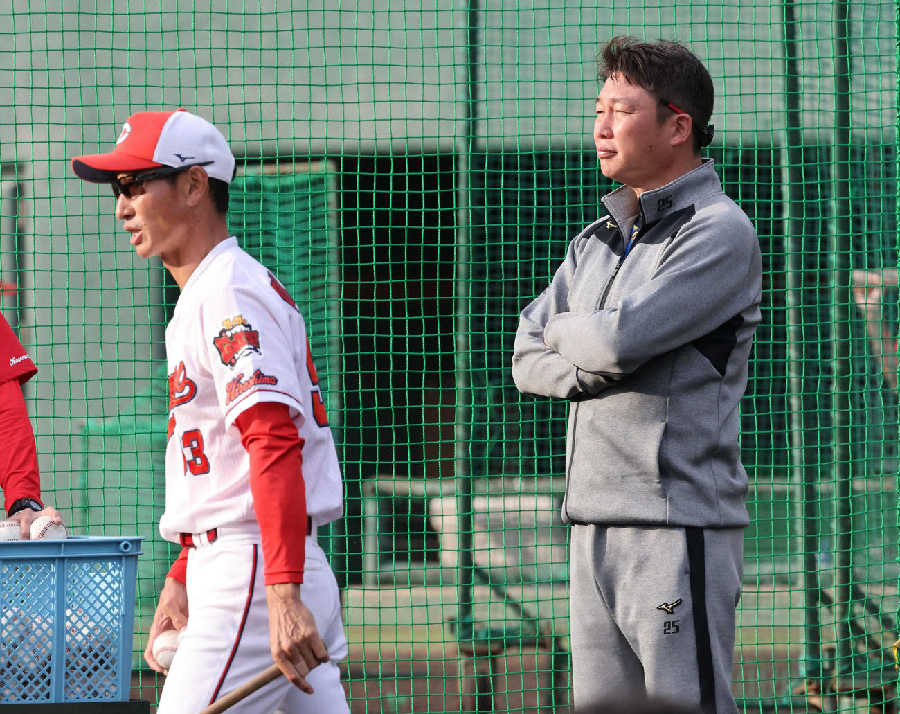 広島秋季キャンプ　練習を見守る新井新監督（右）と赤松コーチ（撮影・加藤孝規）＝2022年11月15日