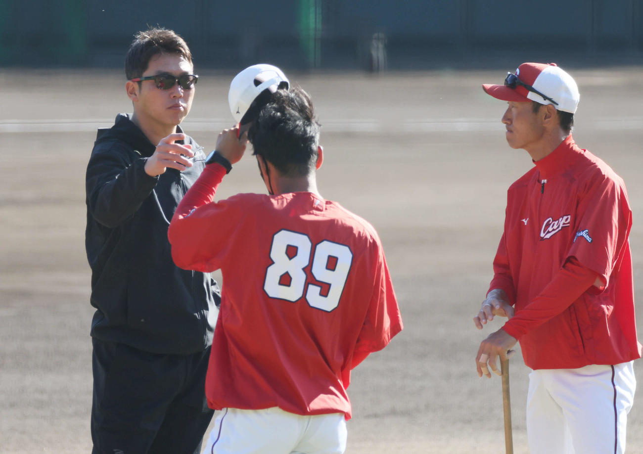 広島秋季キャンプ　赤松コーチ（右）らと話し合う新井新監督。中央は小窪コーチ（撮影・加藤孝規）＝2022年11月14日