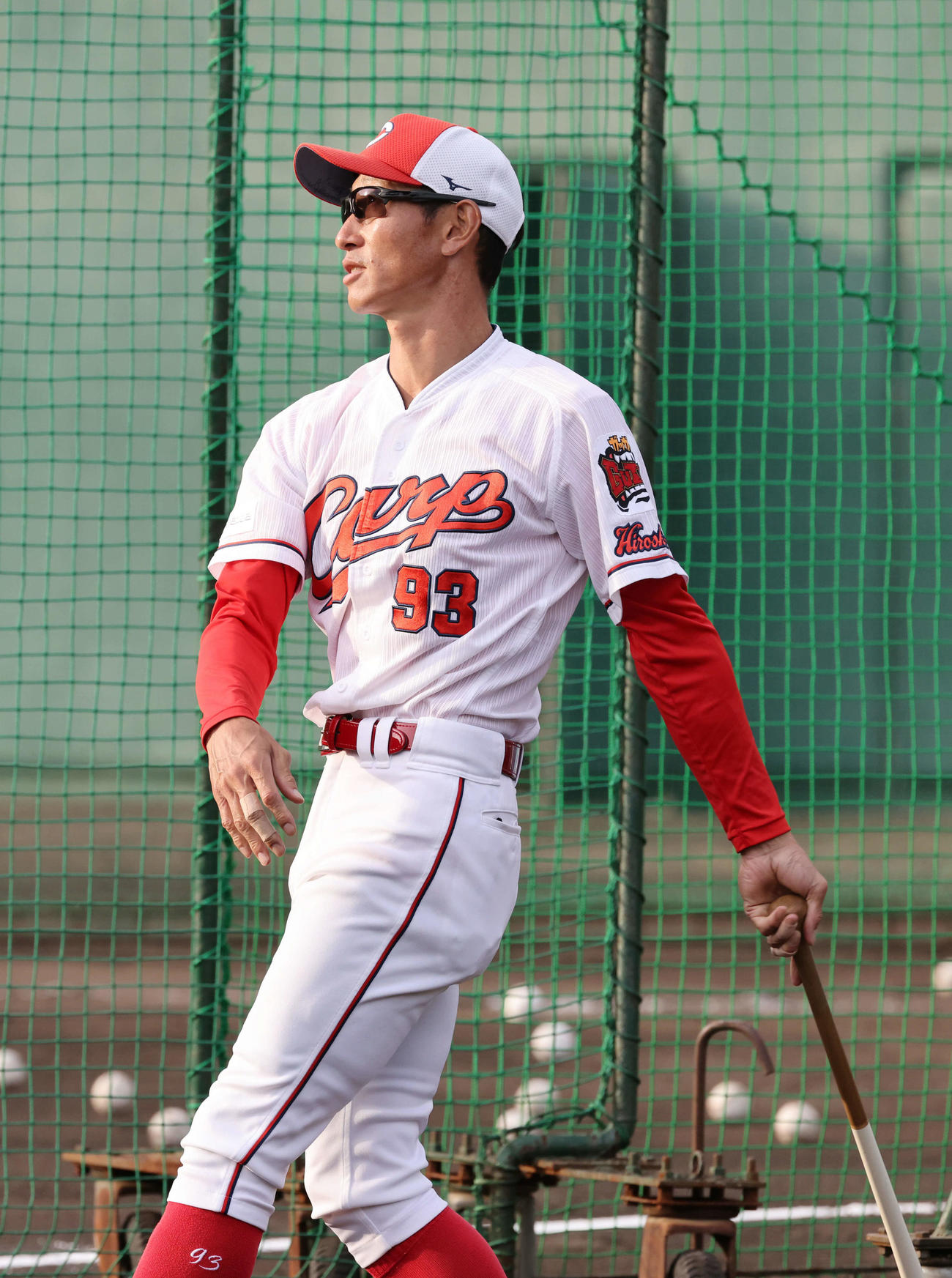 広島秋季キャンプ　ノックをする赤松コーチ（撮影・加藤孝規）＝2022年11月15日