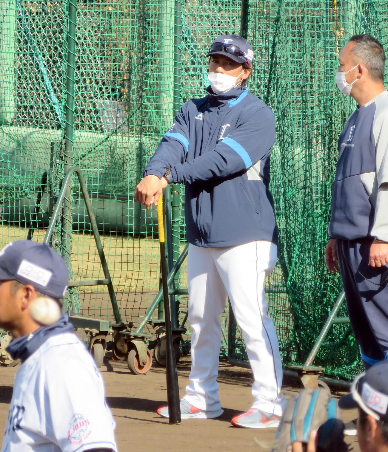 守備練習を見つめる西武松井監督（中央）（撮影・鎌田直秀）