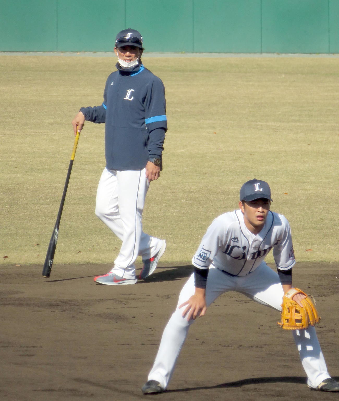 ゲームノック中に二塁手の川野（手前）の後方で見つめる西武松井監督（撮影・鎌田直秀）