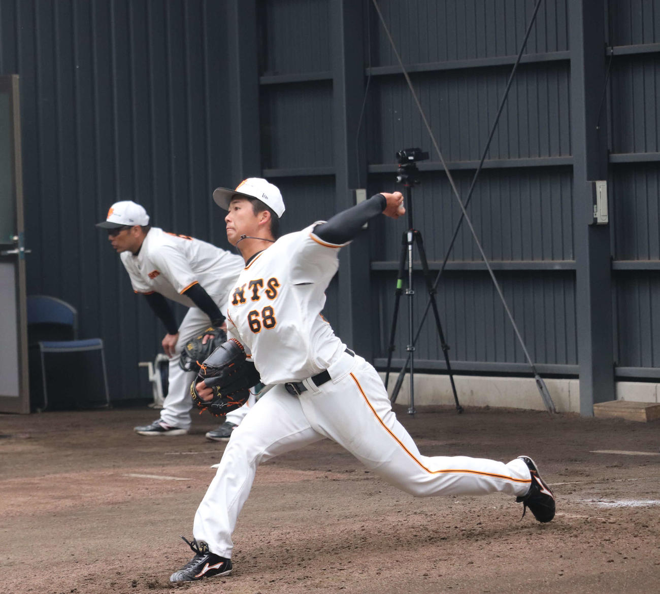 ブルペンで投げ込む巨人代木（撮影・小早川宗一郎）