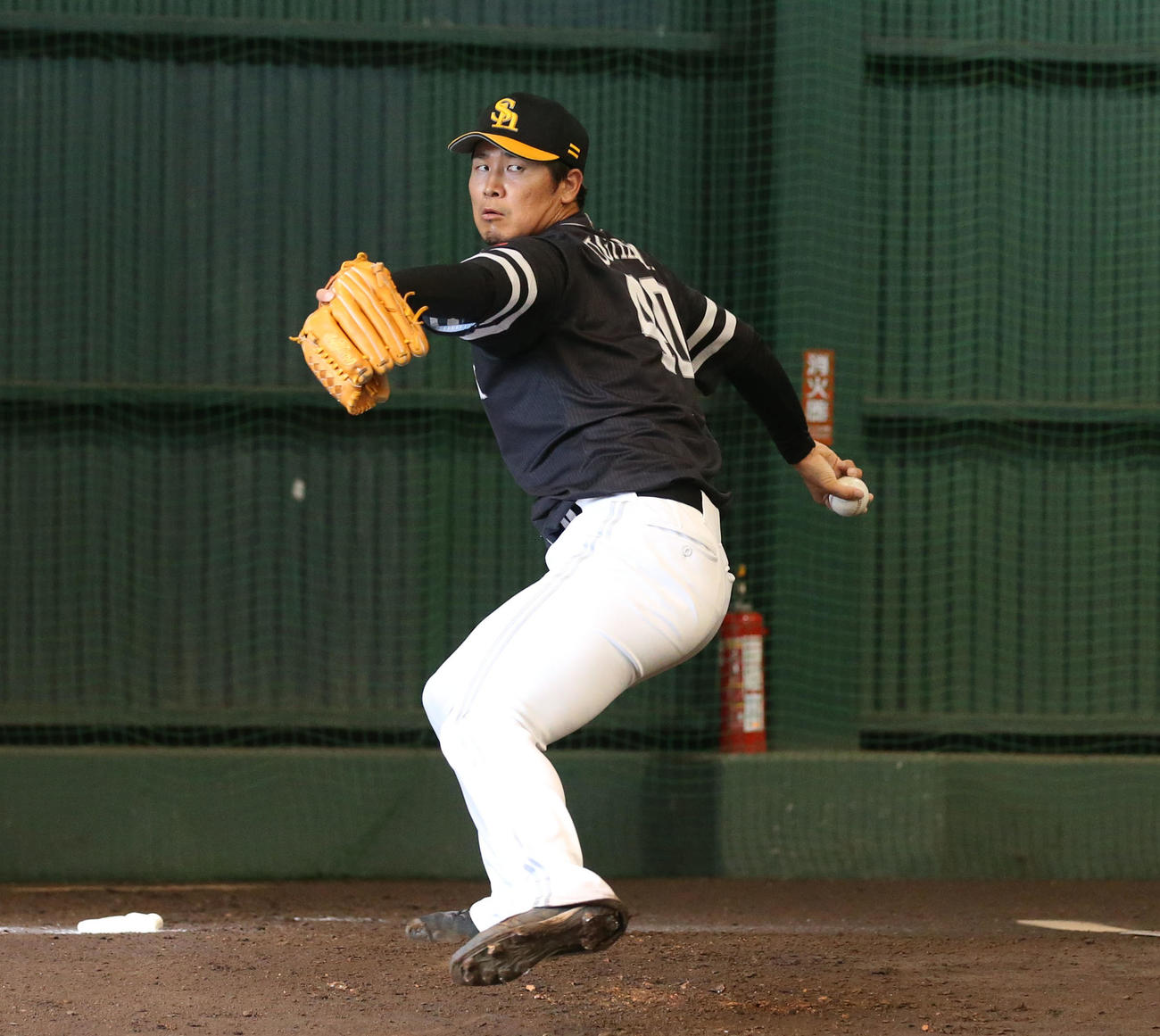 ブルペンで投球練習を行う杉山（撮影・屋方直哉）