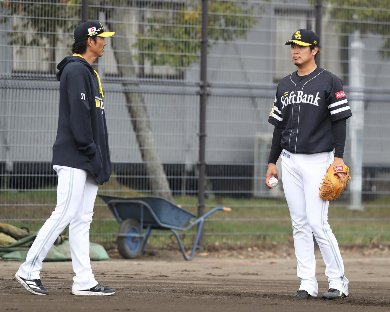 斉藤投手コーチ（左）と話す杉山（撮影・屋方直哉）