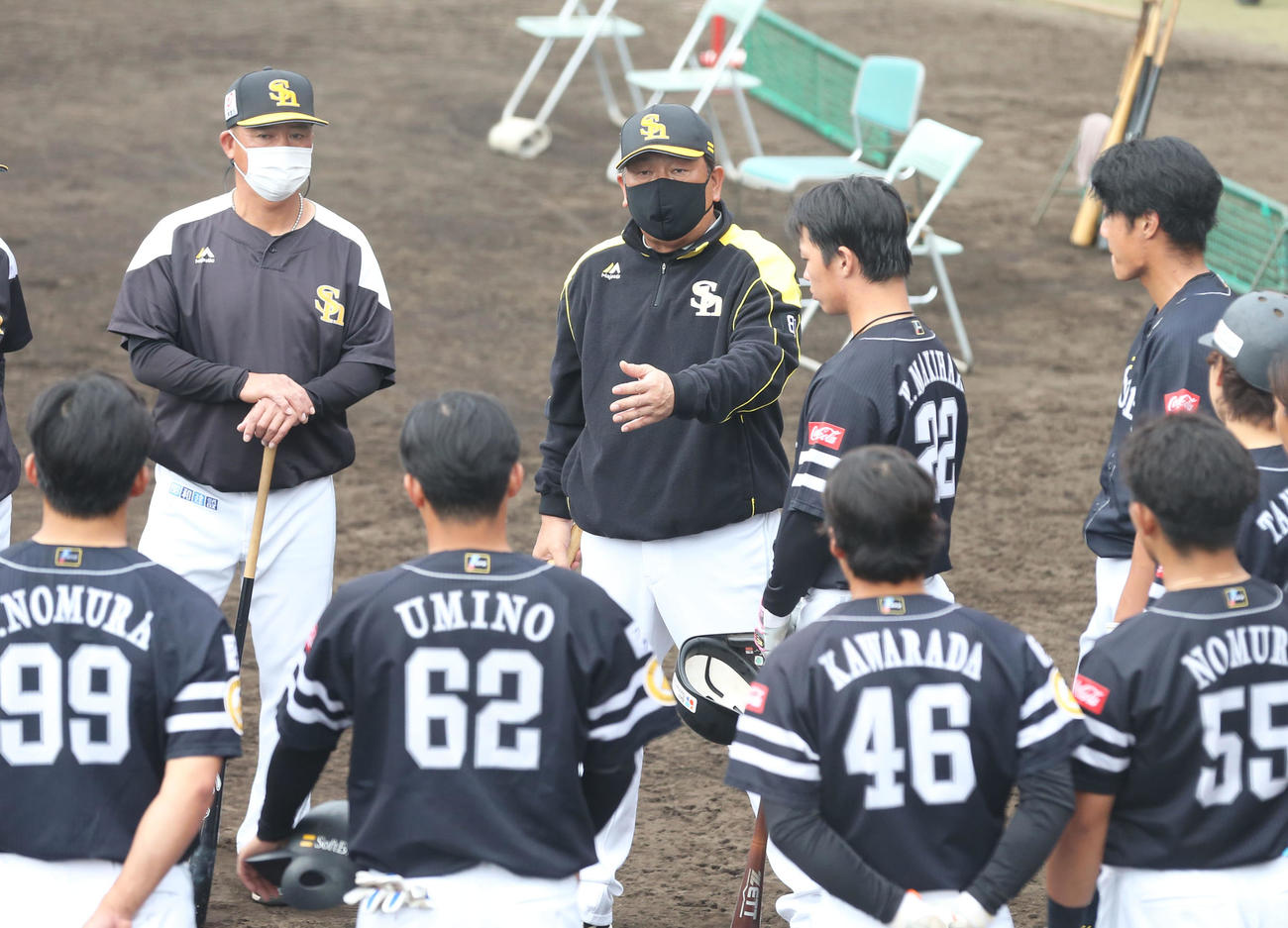 ケース打撃後に、ナインに話をする藤本監督（撮影・屋方直哉）