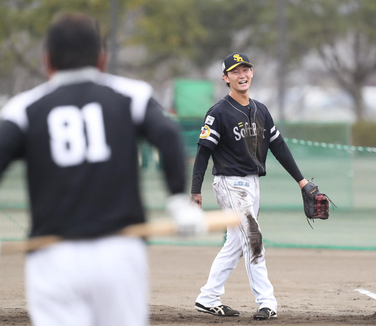 藤本監督（左）からのノックを終え、笑顔を見せる正木（撮影・屋方直哉）