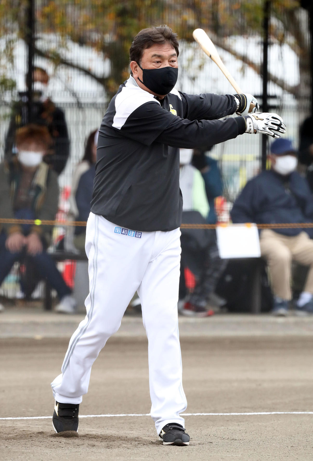 正木にノックをする藤本監督（撮影・屋方直哉）