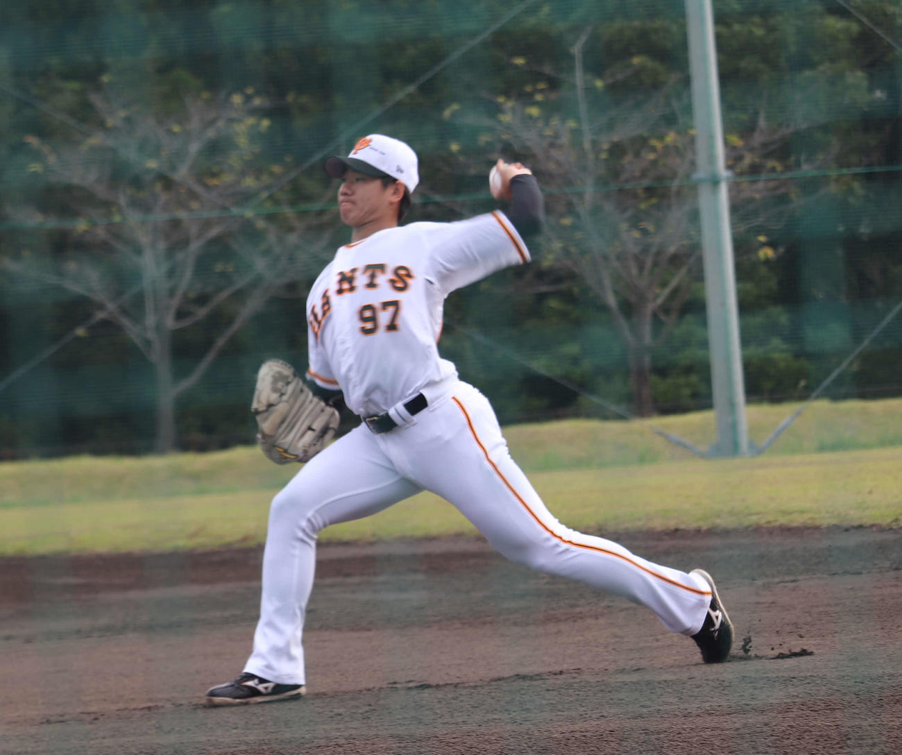 キャッチボールをする巨人井上（撮影・小早川宗一郎）