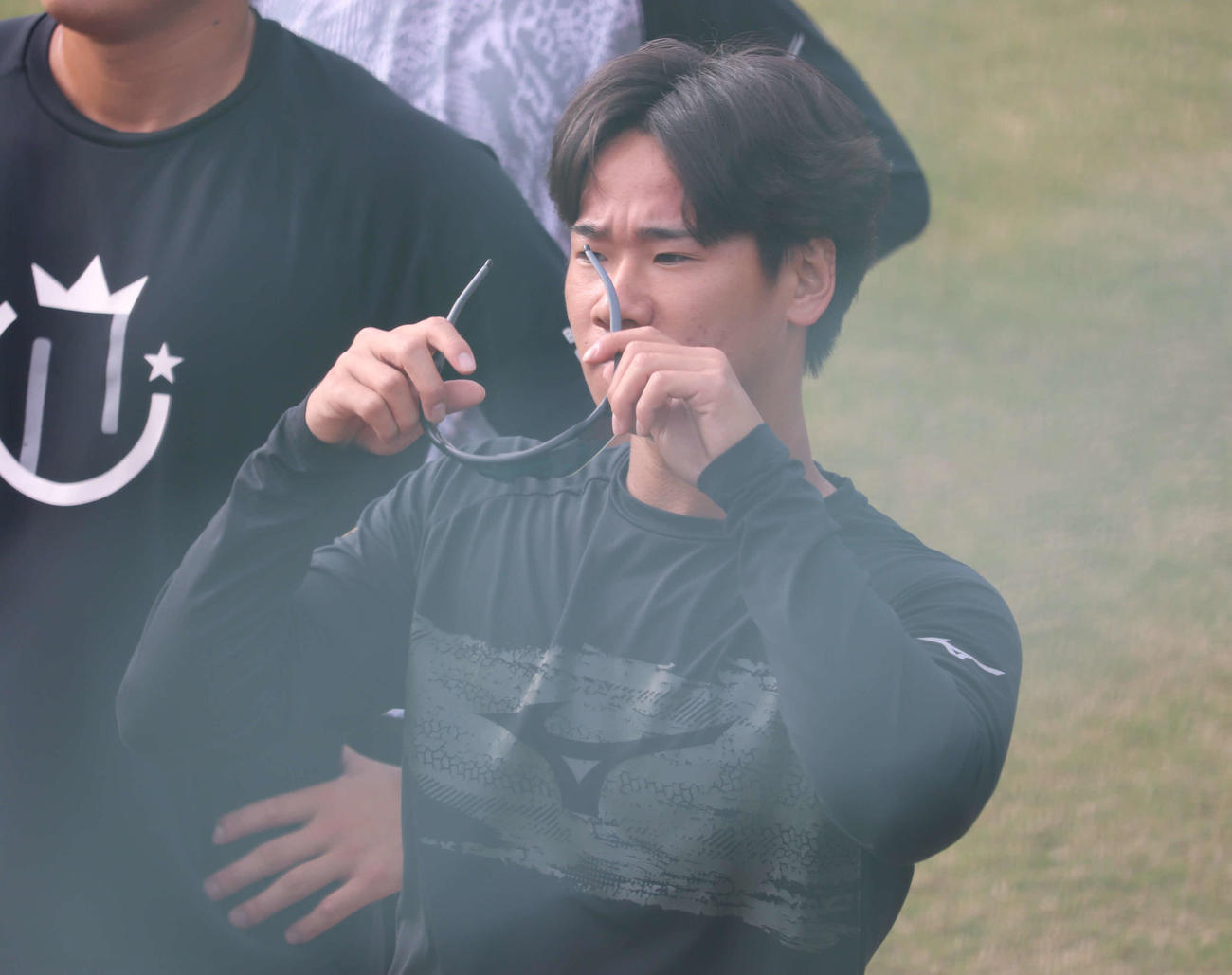 アップ中、サングラスをかける巨人井上（撮影・小早川宗一郎）