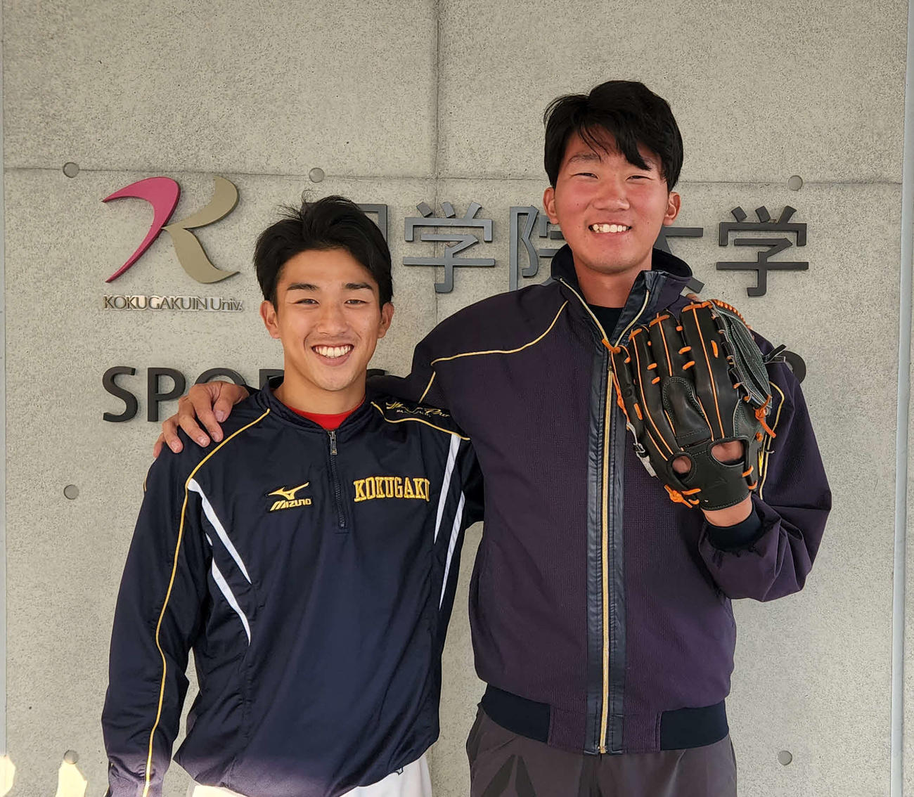 明治神宮大会初優勝に向け意気込む国学院大・古江主将（左）と、巨人ドラフト3位の田中（撮影・保坂淑子）