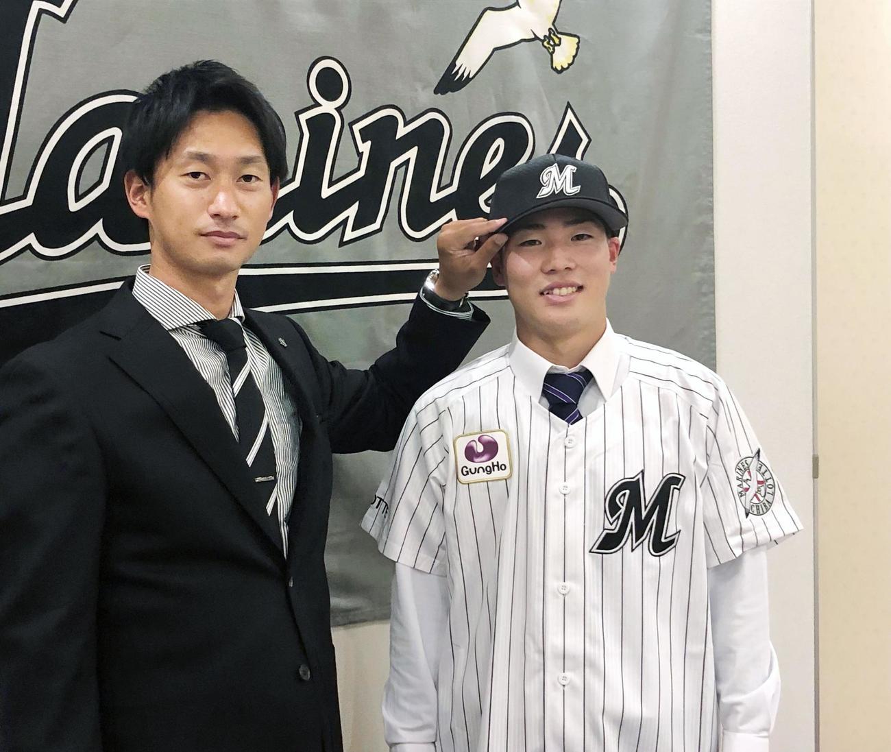 ロッテに入団が決まった天理大の友杉篤輝内野手（右）（球団提供＝共同）