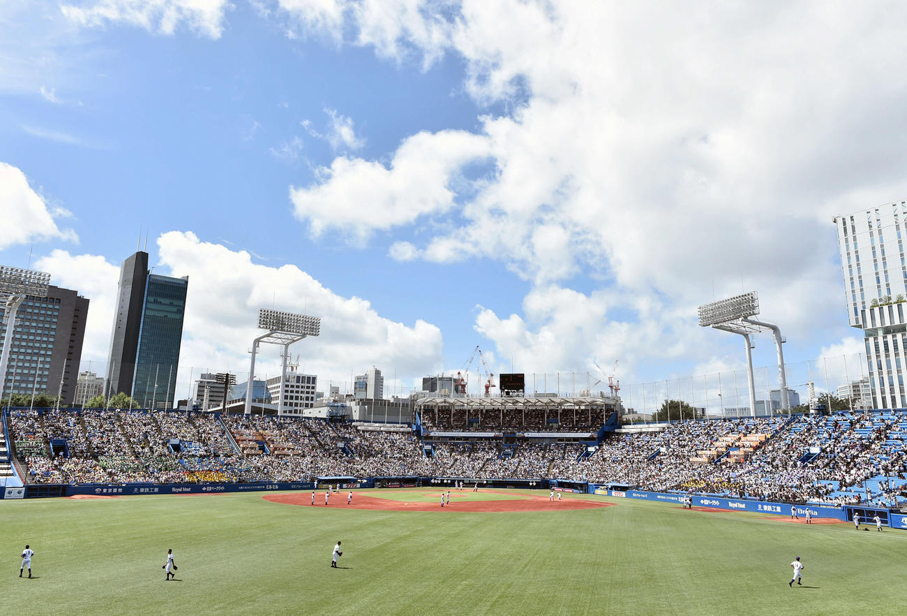 神宮球場（2019年撮影）