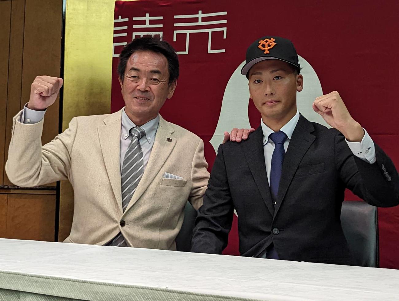 仮契約後の会見に臨んだ巨人ドラフト5位船迫大雅投手（右）と水野雄仁スカウト部長（撮影・三須一紀）