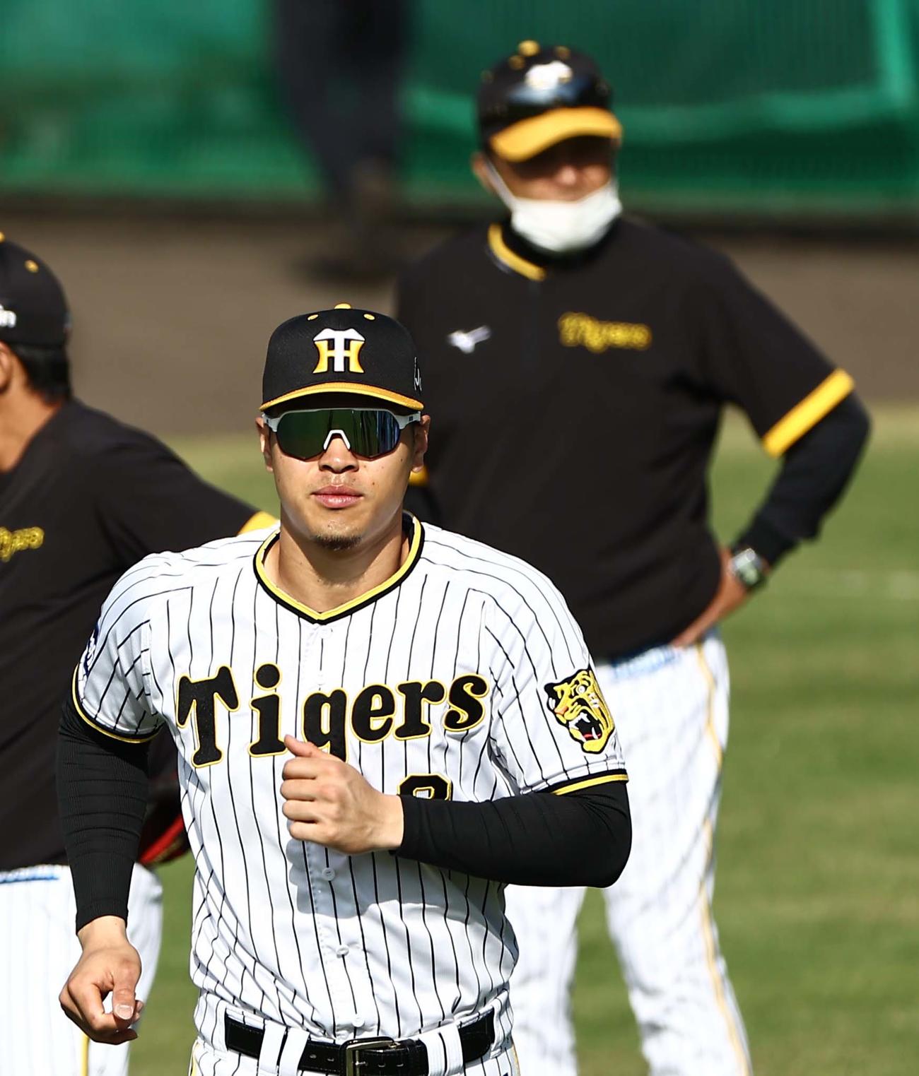 外野を走る佐藤輝。右は岡田監督（撮影・上田博志）