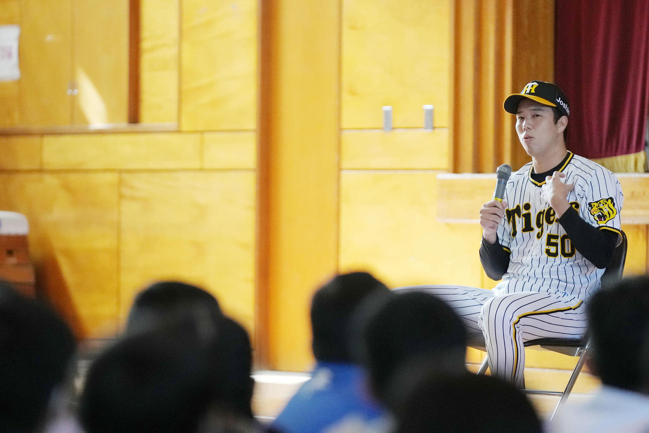 地元横浜市鶴見区にある上寺尾小学校を訪れ、子どもたちに話をする阪神青柳（撮影・狩俣裕三）