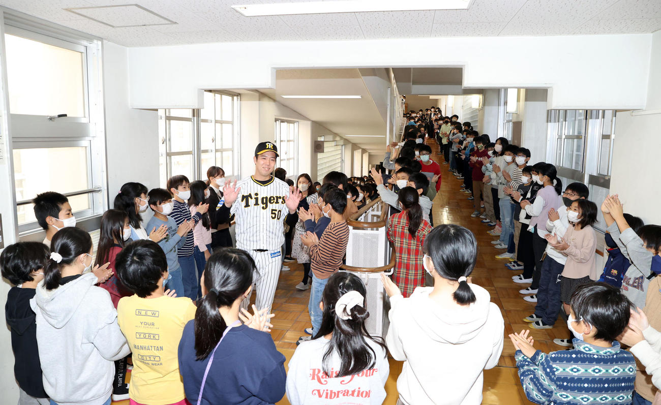 地元横浜市鶴見区にある上寺尾小学校を訪れ、子どもたちに笑顔を見せる阪神青柳（撮影・狩俣裕三）