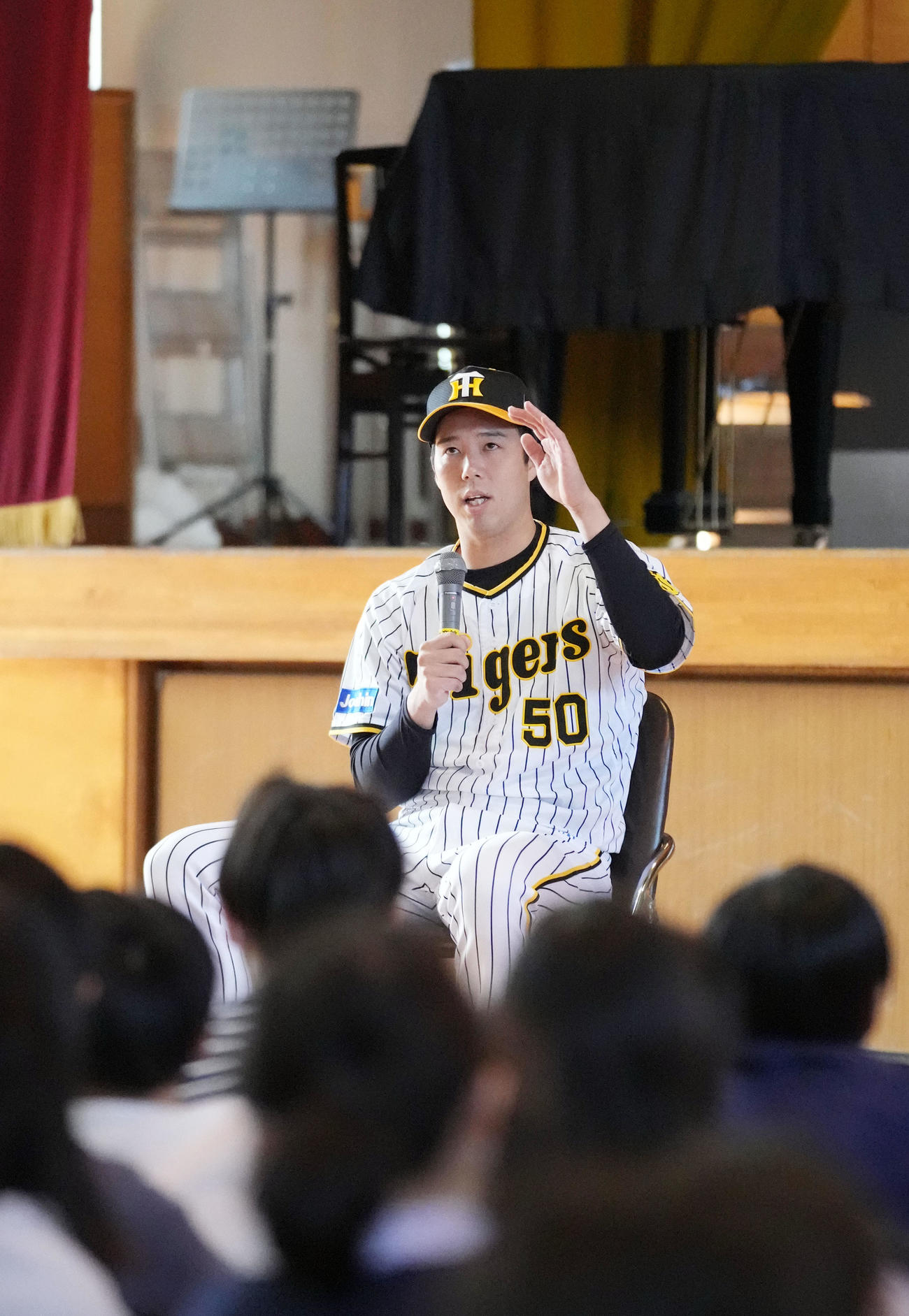 地元横浜市鶴見区にある上寺尾小学校を訪れ、子どもたちに話をする阪神青柳（撮影・狩俣裕三）