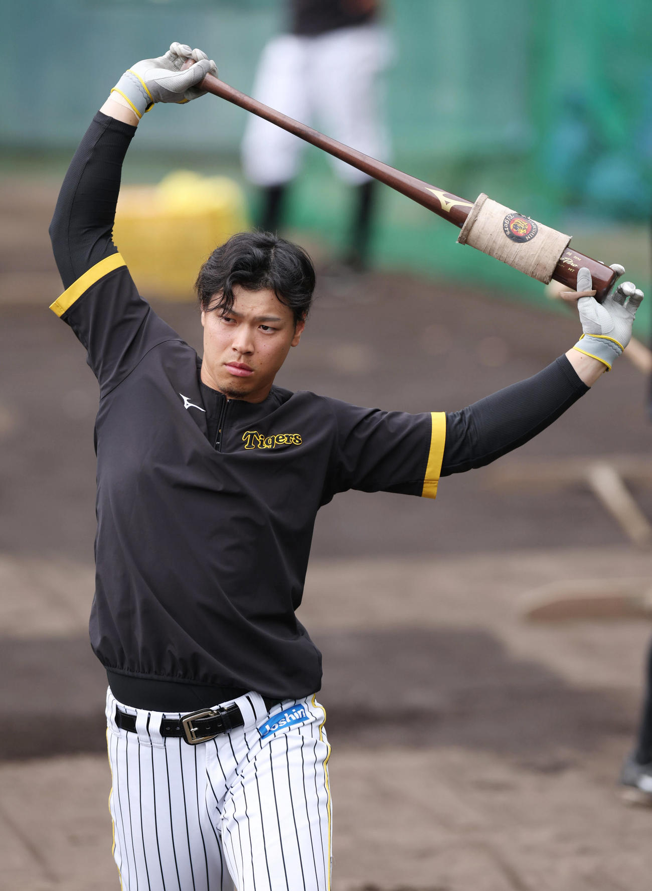 バットを手にストレッチする阪神佐藤輝（撮影・前田充）