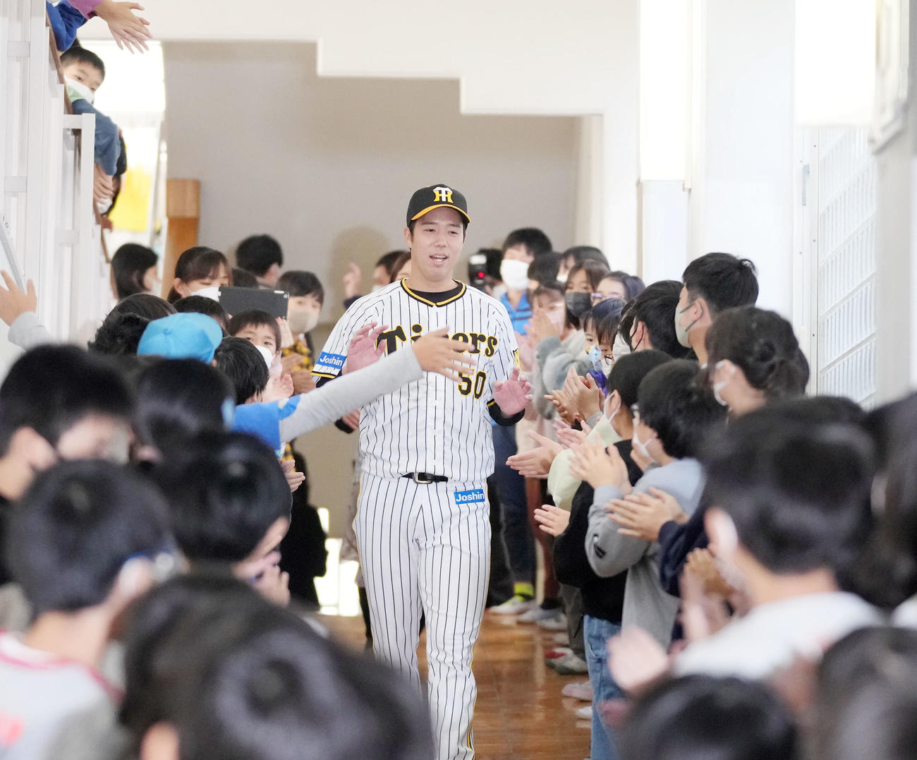 地元横浜市鶴見区にある小学校を訪れ、子どもたちに笑顔を見せる阪神青柳（撮影・狩俣裕三）