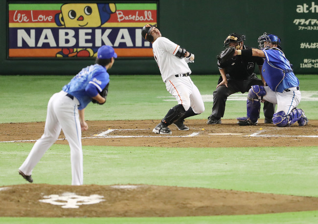 セ・リーグ・クライマックスシリーズ（CS）　ファーストステージ第3戦　巨人対DeNA　6回裏巨人1死、砂田毅樹の内角への初球にのけぞる阿部慎之助(2016年10月10日)