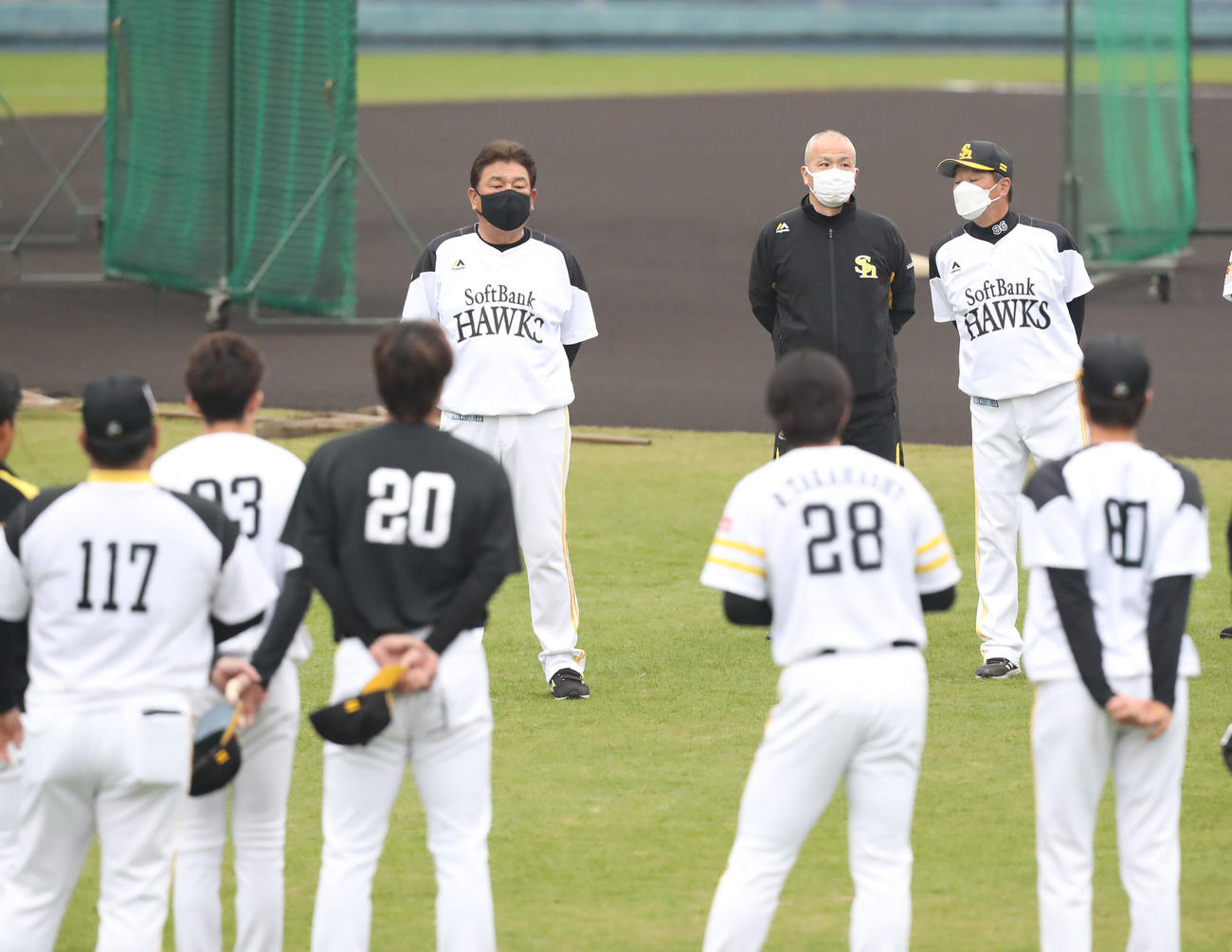 練習前に円陣を組んだナインに話をする藤本監督（撮影・屋方直哉）